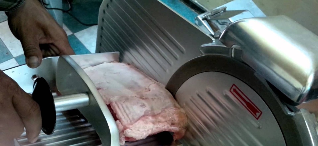 máy cắt thịt đông lạnh