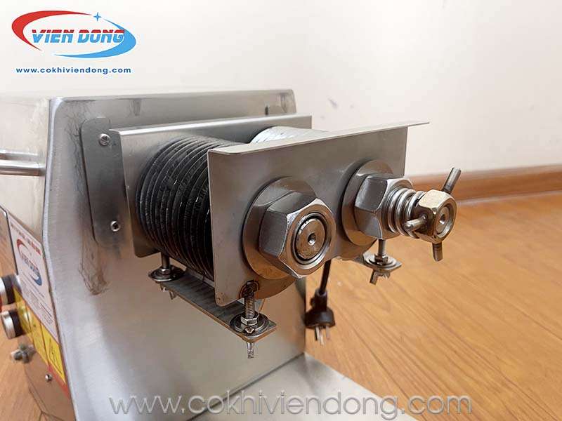 Máy thái thịt sống thay được dao