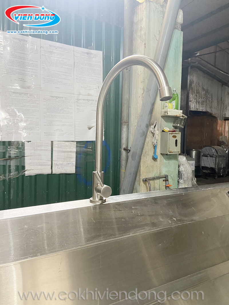 vòi cấp nước của máy rửa rau quả công nghiệp